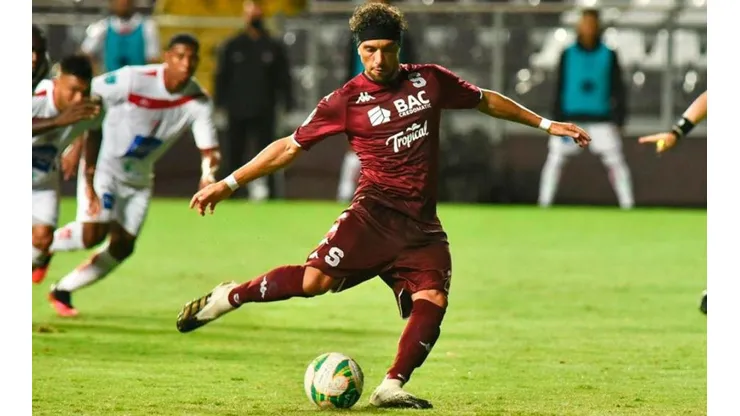 Saprissa inicia defensa del título con victoria ante Santos de Guápiles