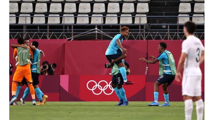 Jugadores de Honduras festejan el tercer tanto ante Nueva Zelanda.