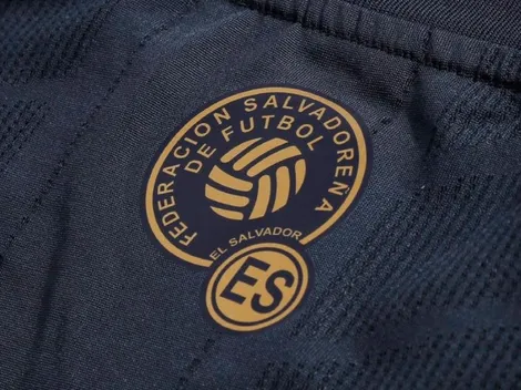 Selección de El Salvador presenta camiseta totalmente negra