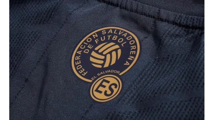 Selección de El Salvador presenta camiseta totalmente negra