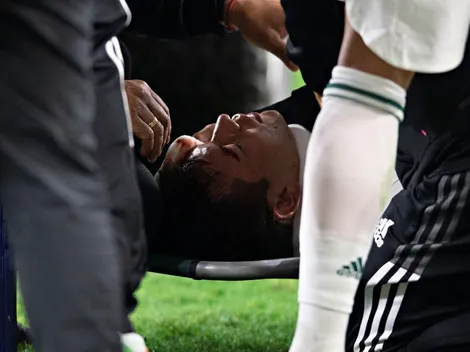 Figura de México es llevado al hospital