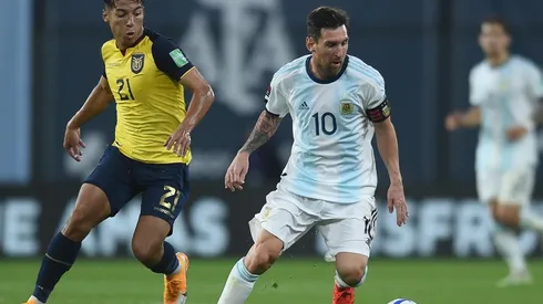 Messi traslada la pelota. Detrás suyo, Caicedo intenta contenerlo.