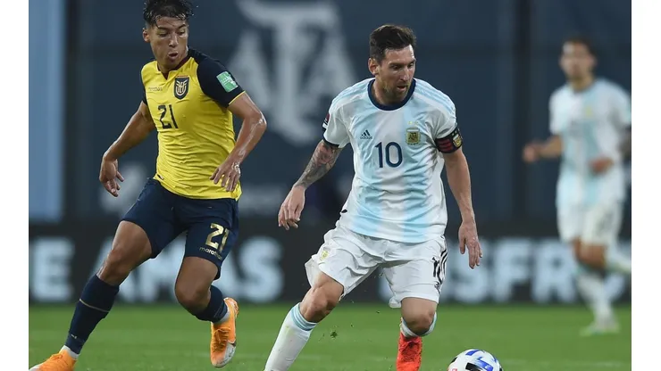 Messi traslada la pelota. Detrás suyo, Caicedo intenta contenerlo.