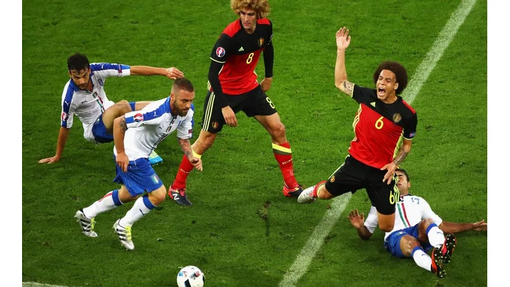 Witsel es barrido por Eder. Hay caos alrededor de la pelota.