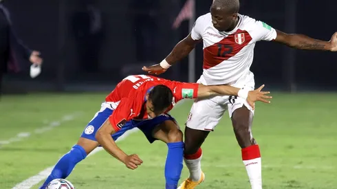 Ángel Romero defiende la posesión del balón frente a Luis Advíncula.