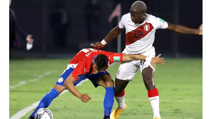 Ángel Romero defiende la posesión del balón frente a Luis Advíncula.