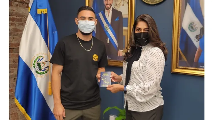 Alex Roldán recibe su pasaporte salvadoreño