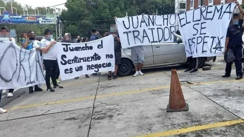 Aficionados de Comunicaciones se manifiestan para pedir la renuncia de Tapia