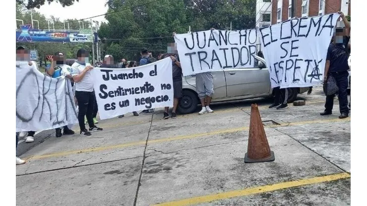 Aficionados de Comunicaciones se manifiestan para pedir la renuncia de Tapia
