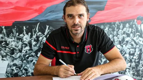 Carevic renueva su contrato con Alajuelense