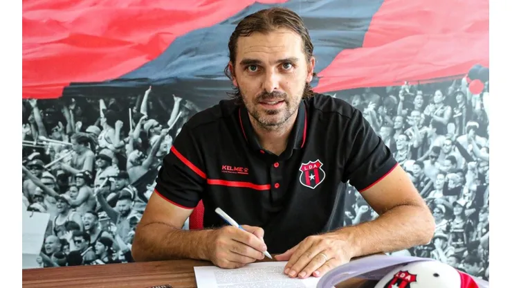 Carevic renueva su contrato con Alajuelense
