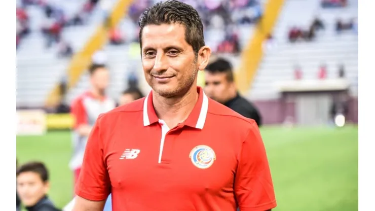 Ronald González estuvo observando jugadores ticos en Guatemala
