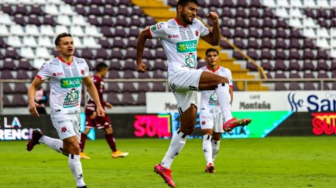 Alajuelense humilla a Saprissa en el Clásico Nacional
