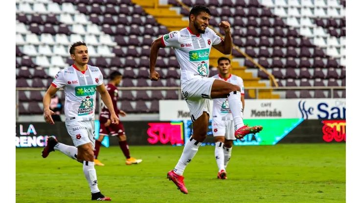 Alajuelense humilla a Saprissa en el Clásico Nacional