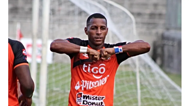 Récord: panameño es el máximo goleador en El Salvador