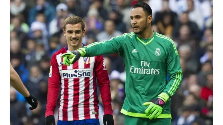 Antoine Griezmann se rinde ante Keylor Navas por su rendimiento contra el Barcelona por la Champions League