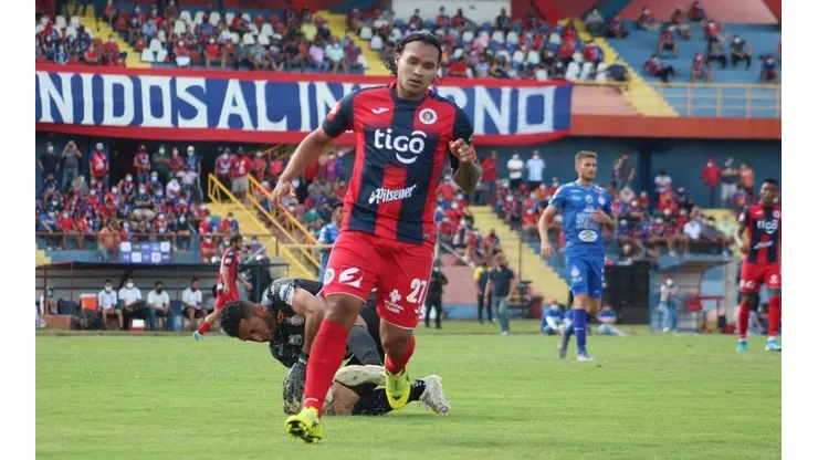 El pedido especial de Gullit Peña por el mal presente del FAS