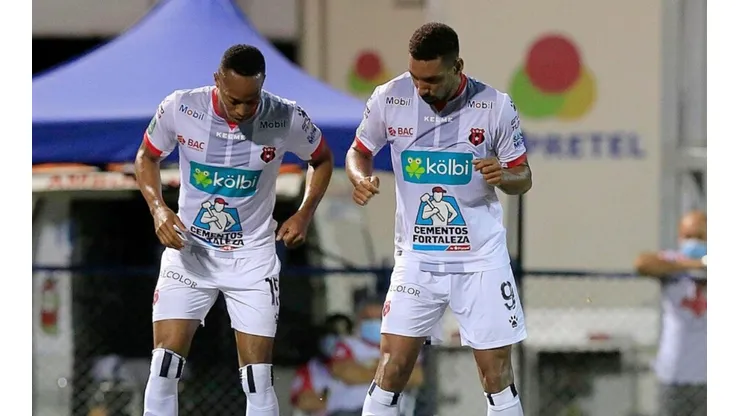 Marcel Hernández hace historia en la goleada de Alajuelense