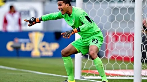 ¡Esteban Alvarado va por el arco tico!