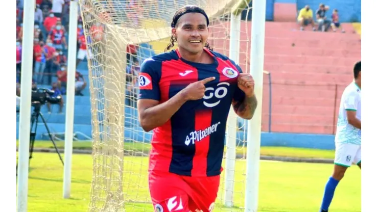 “Gullit” Peña gana menos del %6 de lo que cobraba en México