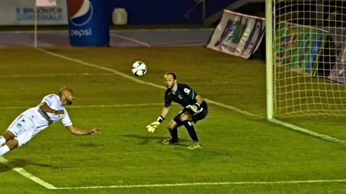 Alexander Robinson: debut con autogol en Comunicaciones