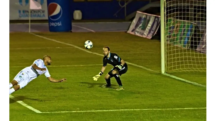 Alexander Robinson: debut con autogol en Comunicaciones