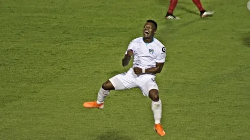 ¡Primero gol de Junior Lacayo en Comunicaciones!