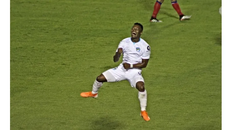 ¡Primero gol de Junior Lacayo en Comunicaciones!