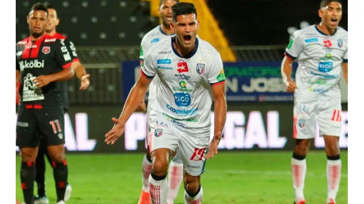 Un tico entre los defensores más goleadores del siglo