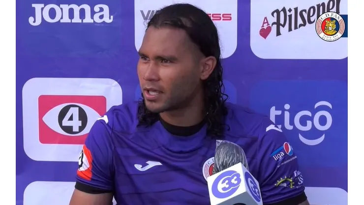 Gullit Peña: "Se está haciendo buena química dentro y fuera de la cancha"
