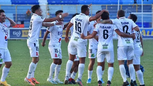 Alianza avanza para cerrar el regreso de Óscar Cerén