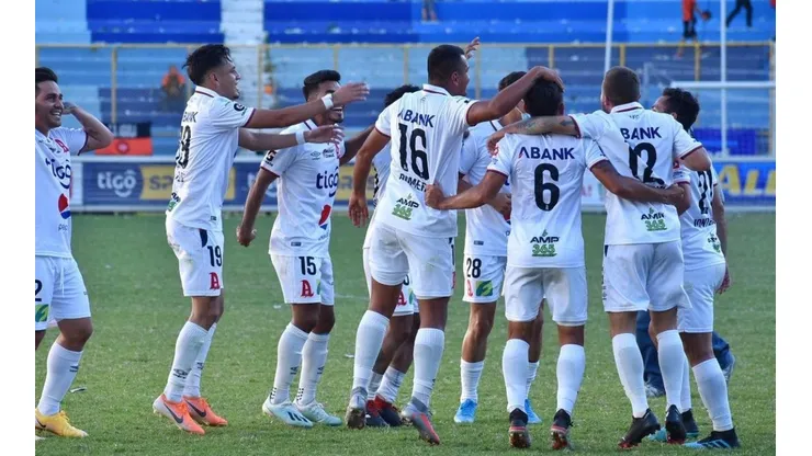 Alianza avanza para cerrar el regreso de Óscar Cerén