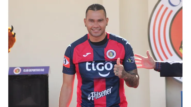 Gullit Peña llena de elogios al fútbol de El Salvador