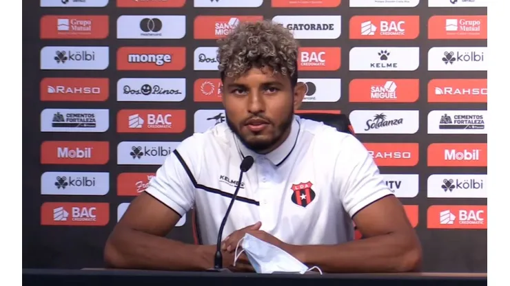 Johan Venegas jugará el clásico a pesar del fallecimiento de su padre