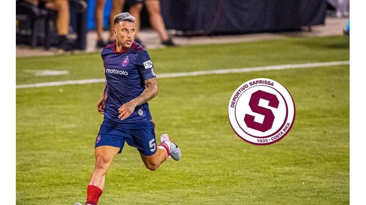 Francisco Calvo actualmente viste la camiseta del Chicago Fire