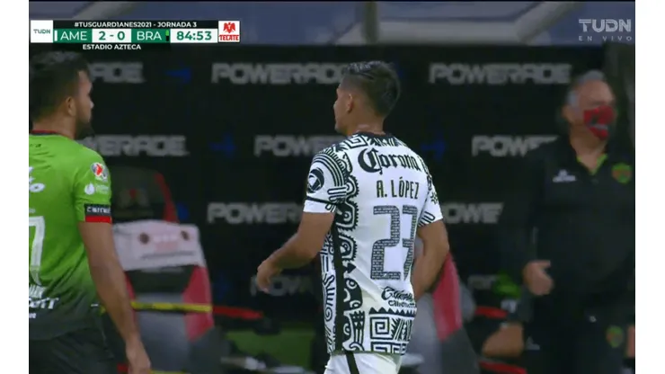 Antonio Chucho López salió muy enojado al ser sustituido y recibió críticas [VIDEO]