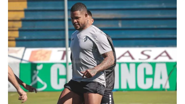 Román Torres podría debutar contra Saprissa