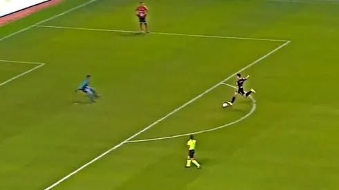 Brandon Aguilera dejó en ridículo al arquero del Saprissa