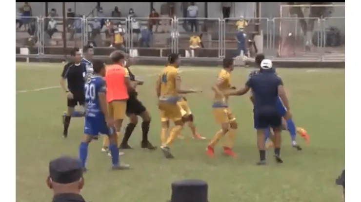 Batalla campal entre los jugadores de Jocoro y Atlético Marte