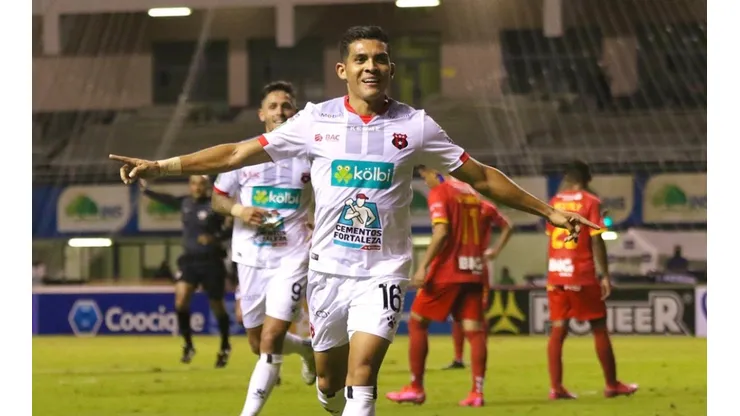Alajuelense dio el primer golpe en la final al vencer a Herediano