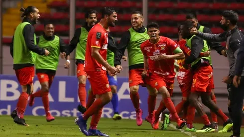 Herediano goleó a Saprissa y se acercó a la final
