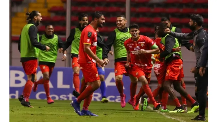 Herediano goleó a Saprissa y se acercó a la final