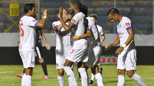 Olimpia goleó a Real Sociedad y no le pierde el paso a Motagua