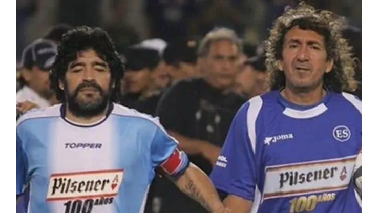 Diego Maradona y “El Mágico” González se enfrentaron en el estadio Cuscatlán