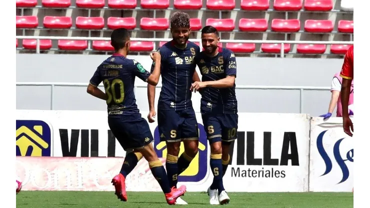 Saprissa le gana un partidazo a Herediano y clasifica a las semifinales