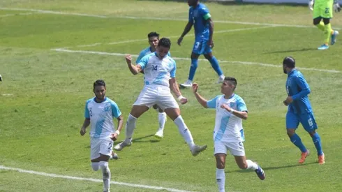 Guatemala da la sorpresa y vence por 2-1 a Honduras