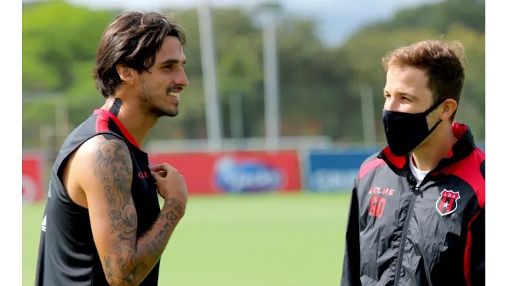 Bryan Ruiz enciende las alarmas en Alajuelense