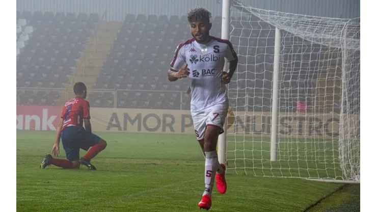 Saprissa goleó a Municipal con póker de Johan Venegas y sigue en la defensa del título