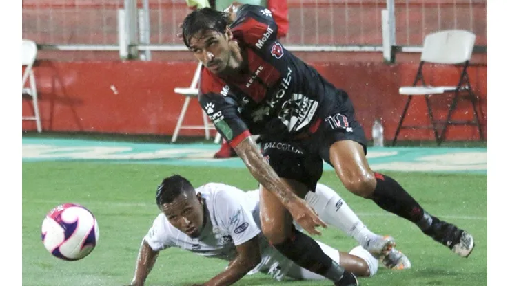 Con Bryan Ruiz en la cancha, Alajuelense goleó a Cartaginés