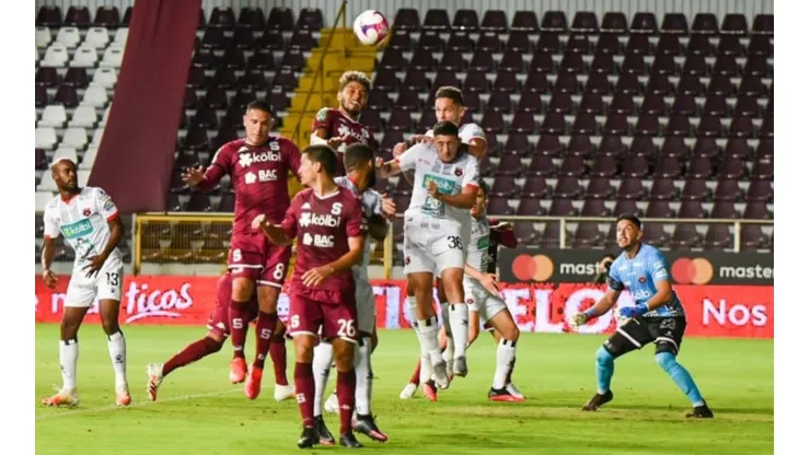 Alajuelense se llevó el clásico ante Saprissa en un partido lleno de emociones